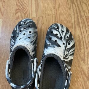 Men’s size 7 fleece lined crocs